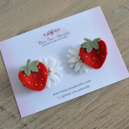 Strawberry piggies | Hair clip set